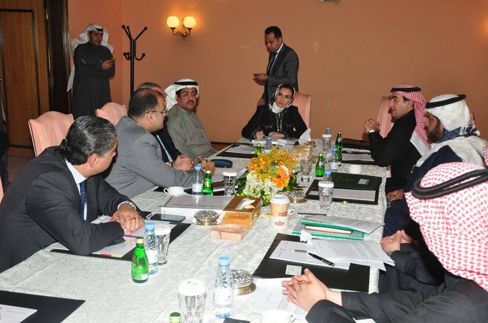 وزيرة التعاون الدولي وهي مرتدية غطاء الشعر